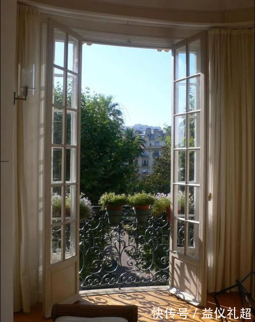 窗户|国外楼房真奇特,没阳台竟把窗户做成落地的,外面装护栏也是个招