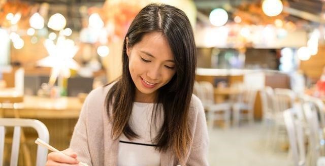 蛋白质|哺乳期饮食讲究多,5类不适合哺乳期吃的食物,妈妈再馋,也别吃