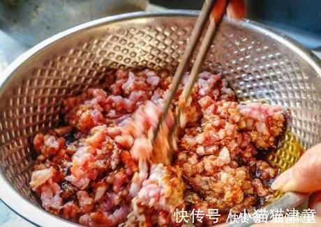 正确做法|饺子馅想要鲜还流油有人放油有人加鸡蛋，教你正确做法，鲜又香