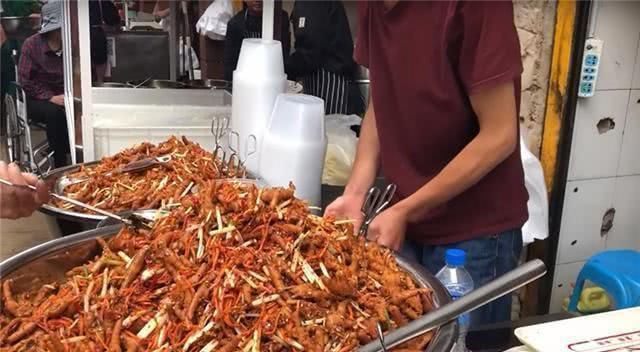 小伙|小伙街边卖“红火”小吃,30元1斤不还价,一天两大盆都不够卖