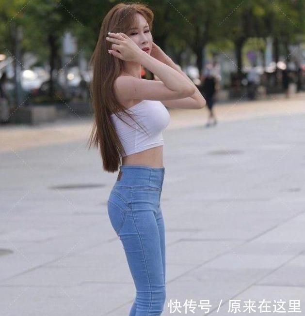 高跟鞋 束腰贴身的打底裤,大方得体的搭配风格也耐看,非常惬意!