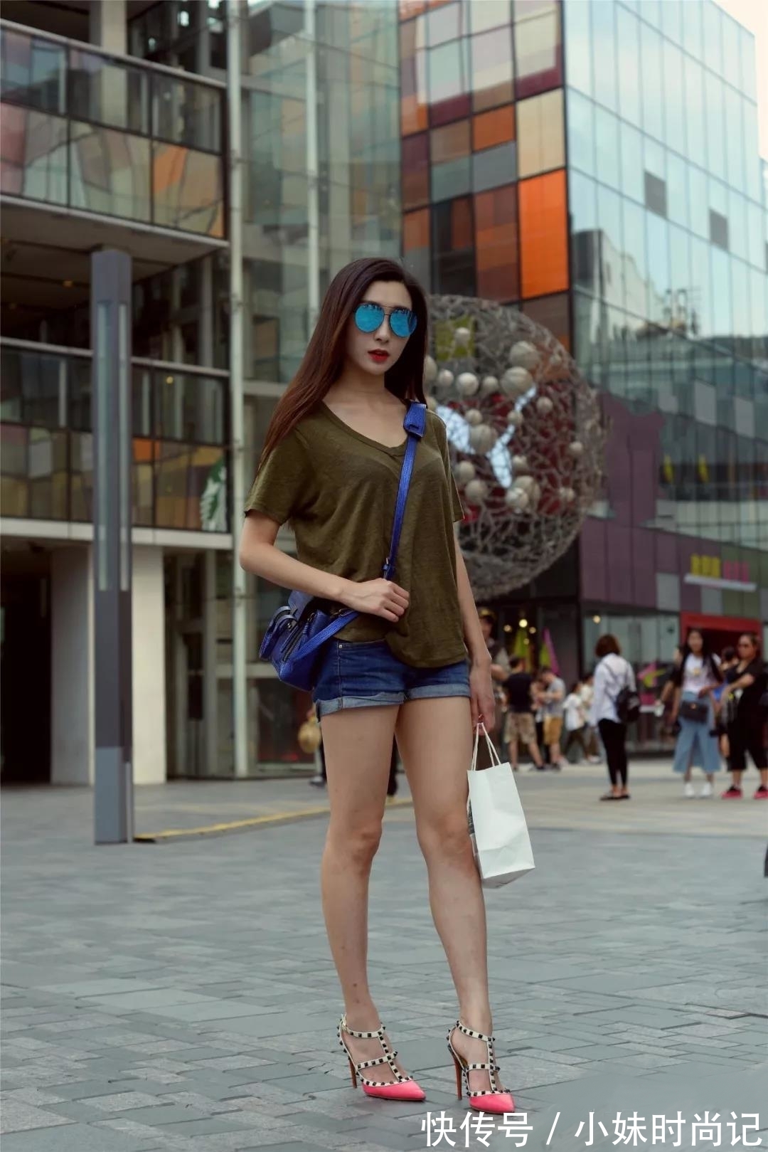 打扮 街拍路人,青春靓丽的减龄穿搭参考,不用刻意打扮照样美丽动人