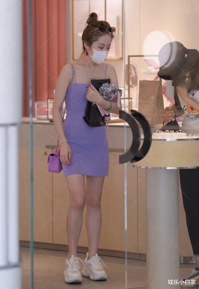 包包|吊带连衣裙和短裙穿起来有优雅的气质,近30名年轻女性也想用温暖的紫色包包表现年轻