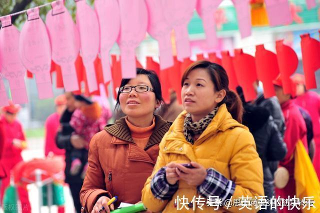 |搞笑谜语:头戴大圆凉帽,身住水底泥中,有丝不能织布(打植物)