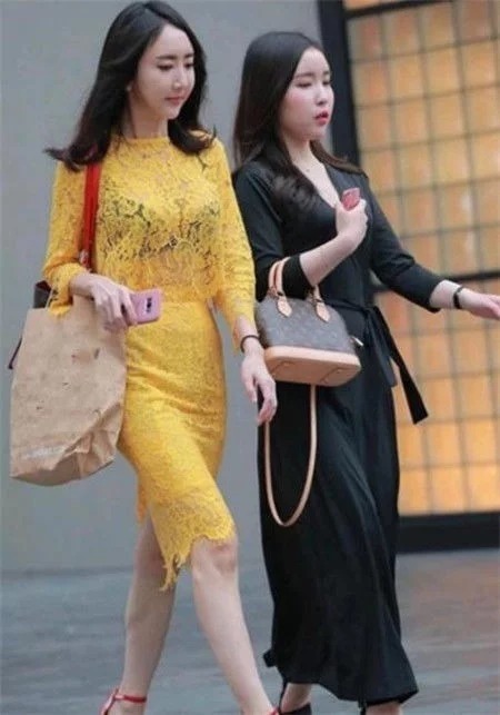 街拍:女神范的小姐姐,秀出青春活力范,优雅多姿