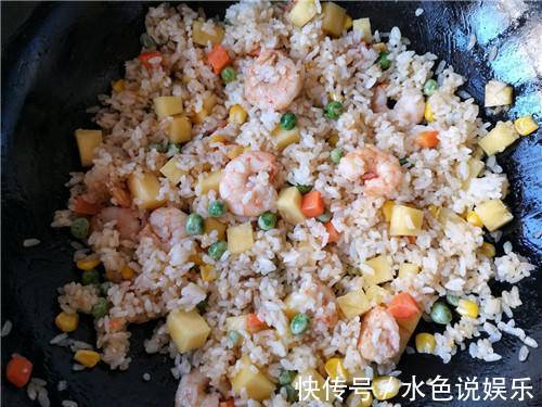 米饭不和鸡蛋炒，和这水果炒，酸甜开胃，颜色鲜艳，粒粒分明松散