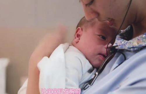 应该第一个抱新生儿的人,既不是爸爸也不是奶奶,听听护士的建议