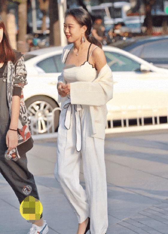 小姐姐一身职业套装亮相,吸引了众多男同事的目光