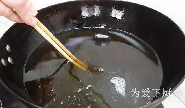 炸麻花，记住不要直接下锅炸，诀窍告诉你，麻花香酥焦脆，不油腻