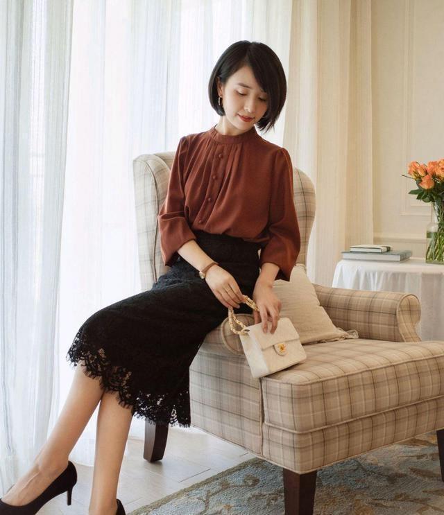 转运珠|路人街拍,小姐姐黑色蕾丝吊带搭配热裤,显的活力满满