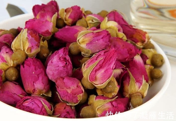 肝气郁结|玫瑰花和此物一起泡,每天一杯,美白祛斑,气血足了,脸色更红润