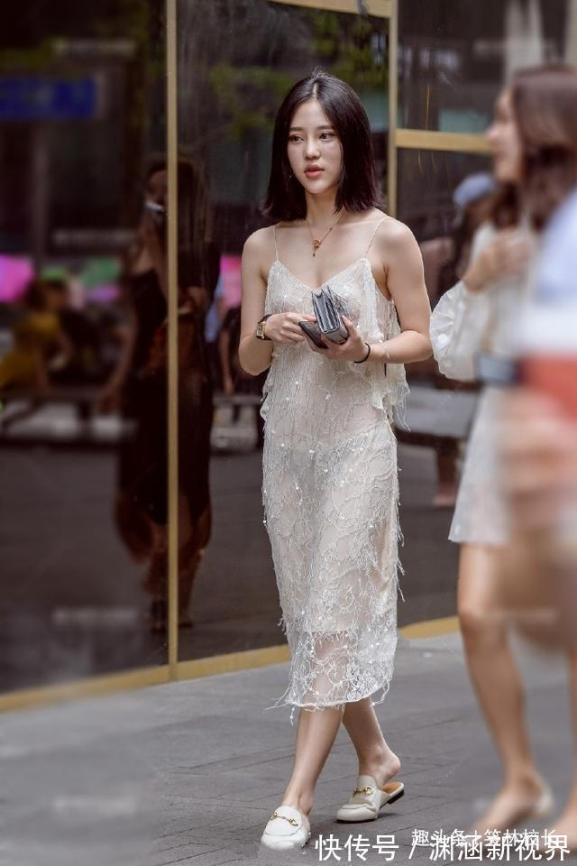 吊带裙|街拍姐姐这身吊带裙穿搭也太好看了,优雅气质,美出新高度