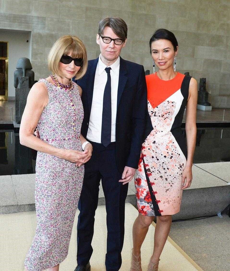 亮色系|邓文迪才是阿姨辈中顶流！ 穿着一袭拼接印花连衣裙，高级优雅