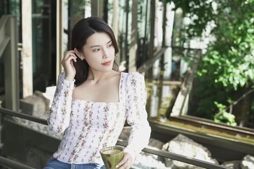 牛仔裤|水洗蓝紧身牛仔裤,拥有漫画腿即视感,很显唯美浪漫