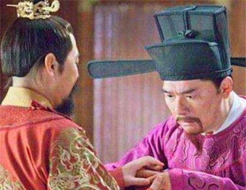 官服|清官一件官服穿30年,皇帝不信,偷偷在他衣领烫洞,结局出乎意料