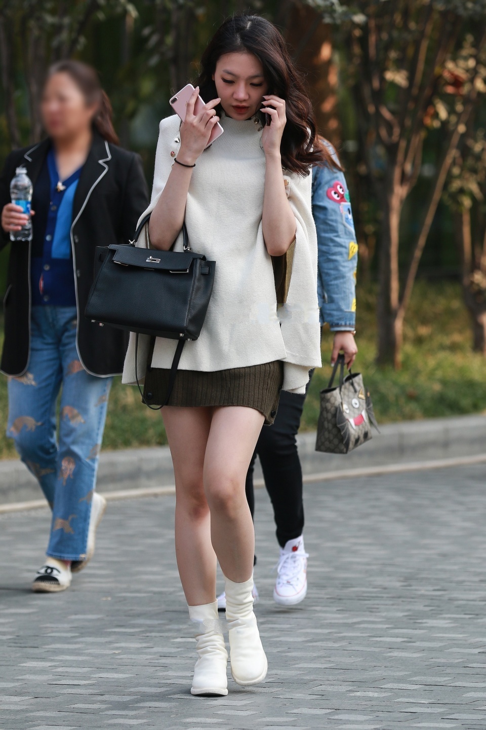 淑女|美女街拍:小姐姐披肩连衣裙,搭配中筒靴子,淑女又优雅