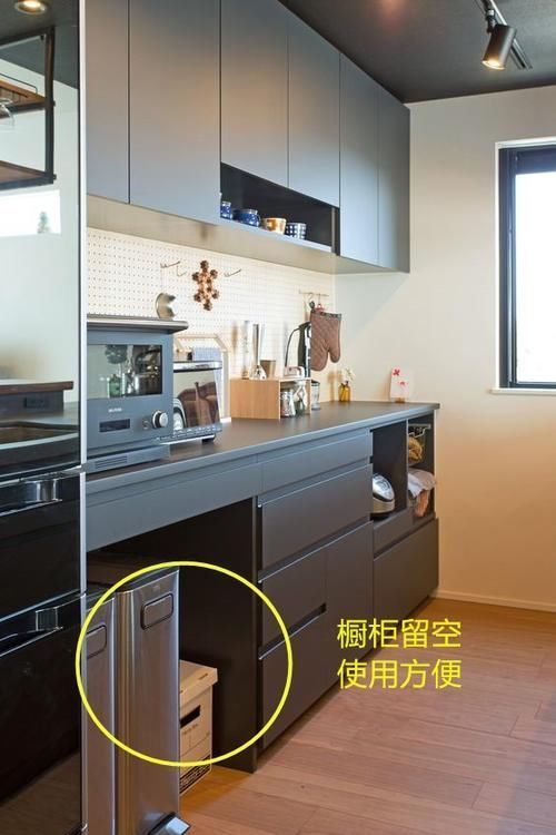 闺蜜|这谁能如此聪明,洗衣柜下面留空一格,洗衣服做收纳太实用方便了