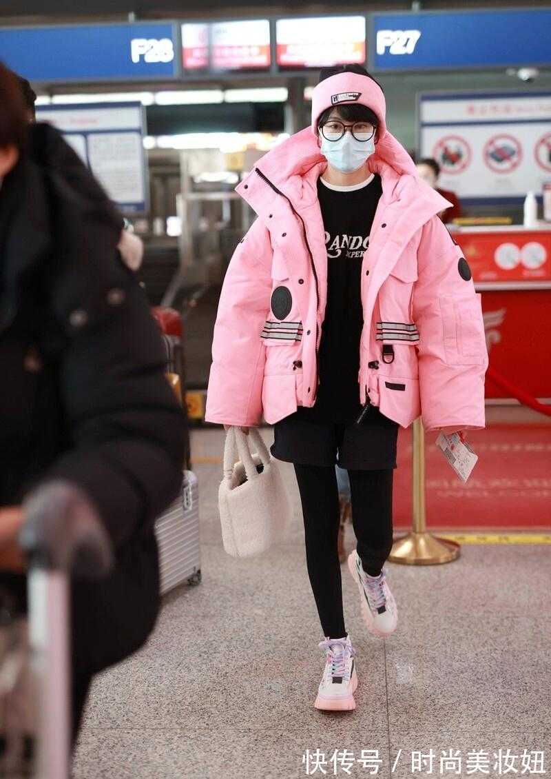 内衣|郁可唯也太时髦了!穿“粉色羽绒服”配粉色帽子,减龄又洋气
