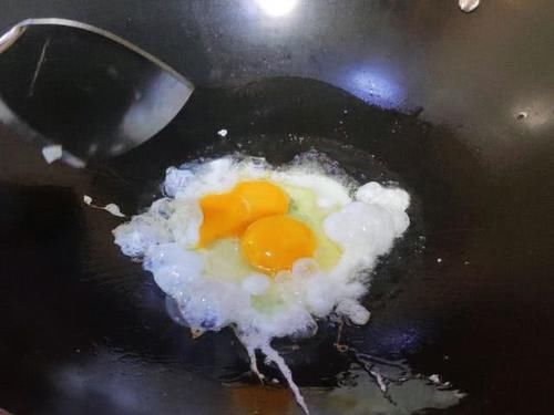 泡面|泡面蛋炒饭解锁创意炒饭,味道真不是一般的香