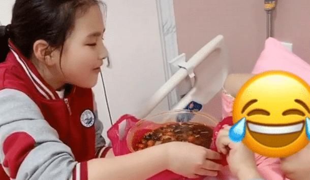 大宝|宝妈生完弟弟,女儿端一盆大龙虾前来诱惑,鉴定完毕,绝对亲生的