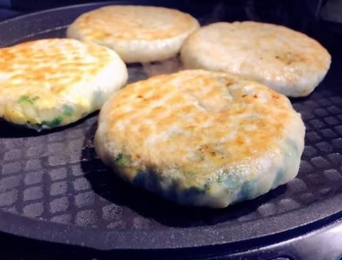 薄皮韭菜馅饼,不发面不烫面,柔软劲道馅鲜美,皮薄如纸味道佳