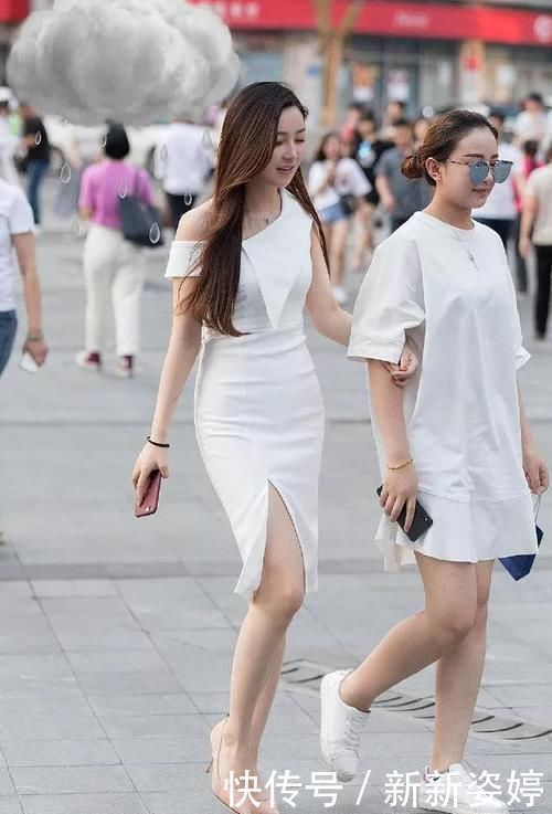 美女脚上踩着一双裸色的尖头高跟鞋,能够很好的延伸她脚部的曲线