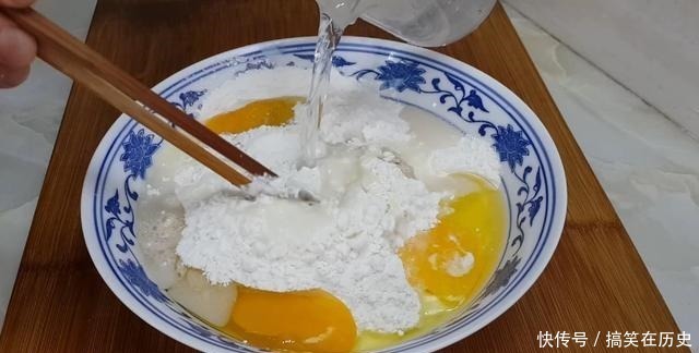 以后面粉就这样做,加3个鸡蛋,不用烤不用蒸,比蛋糕都香甜好吃