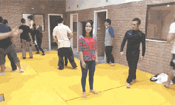 |搞笑动图:妹子:可以的话让我来替换猫咪吧!