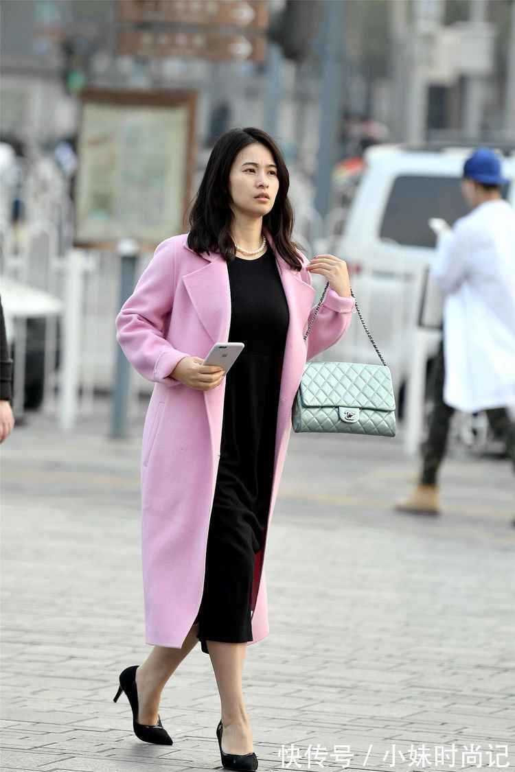 羽绒服|街拍:美女短款皮夹克搭配牛仔裤,非常个性,黑色皮短靴酷感十足