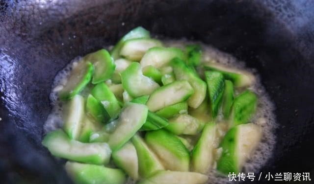 发苦|炒丝瓜时,记住不要直接下锅,教你一个小技巧,丝瓜不发黑不发苦
