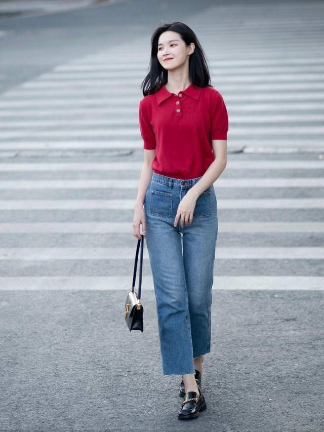 衬衫|秋天怎么穿才高级洋气,红色衬衫+牛仔裤,基础款搭配也漂亮大方
