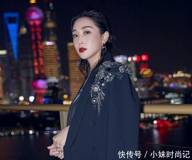 杜若溪美到令人“窒息”, 黑色西装搭配银色长裙, 展现女王气场
