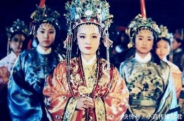 举步维艰|宫中太监们常去贾府讹钱,元春知道吗?其实她在宫中也举步维艰