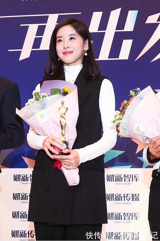 穿搭|“奶茶妹妹”章泽天化身女精英,穿黑白装气场强大,女人味真浓