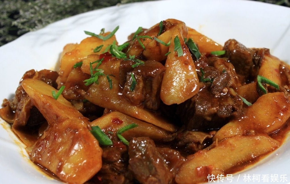 向锅里面加|土豆炖牛肉这样做,牛肉不柴不腥膻,比饭店做的还好吃