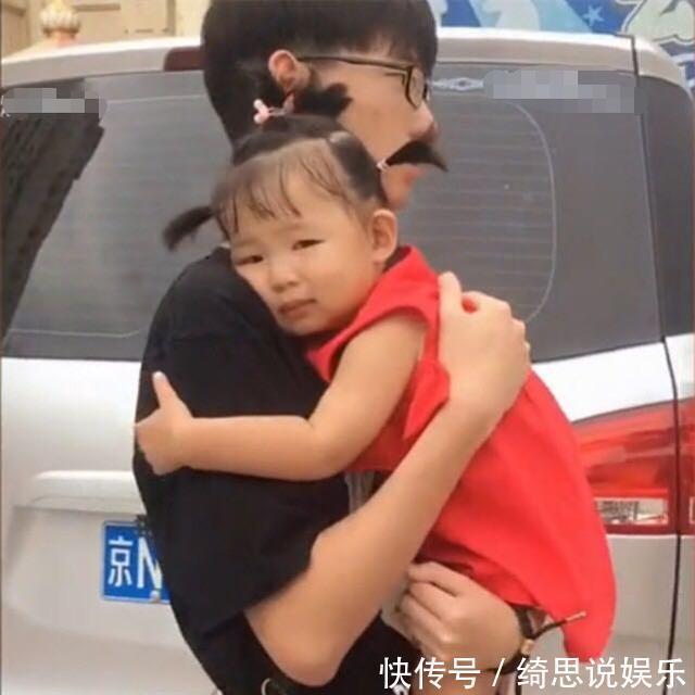 林妹妹|相差13岁的哥哥去接妹妹放学,却迟到了,被妹妹的反应暖化了