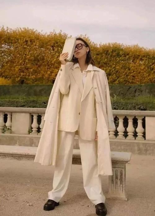 羽绒服下岗了！开年这样穿，时髦又大气！