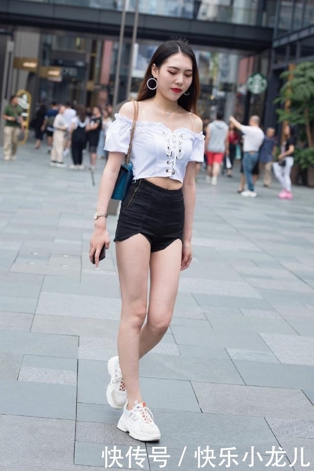 时尚搭配,美女穿鹅黄色的直筒裤,显得飘逸感十足