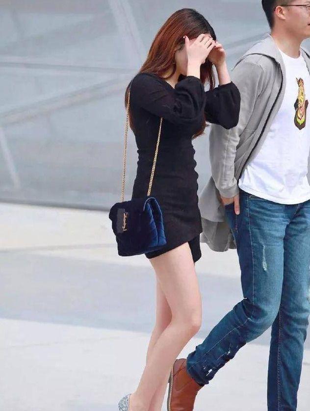 连衣裙|街拍美女:小姐姐身上穿的黑色的连衣裙,精致小巧,亮眼出街