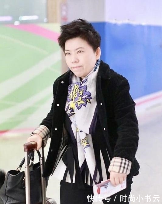 show|邓亚萍个子不高却很会打扮,奶奶款外套配花围巾,低调中不乏亮点