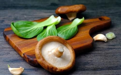  蚝油油菜的家常做法，大厨说2个关键步骤要做好，油菜才入味下饭