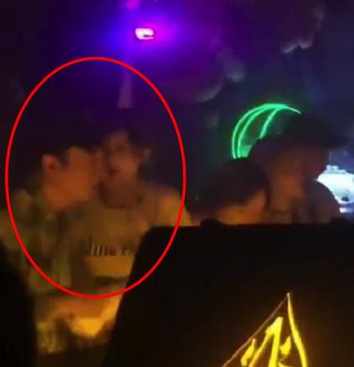 王思聪登顶胡润百富榜后，被曝和辣妹在夜店狂欢，开200万元酒庆祝