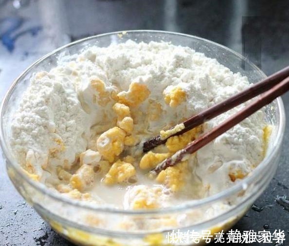 发糕|蒸发糕，别只会放酵母！多加一勺“它”，发糕蓬松香甜，吃着真香！