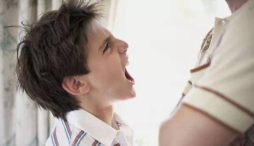 孩子3种行为貌似普通,实则没教养,别人不说家长也要心里有数