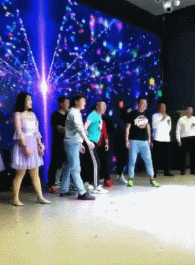 |搞笑GIF:哥们,你也是够了,无形中又伤害了一条无辜的生命