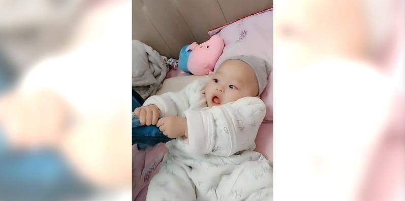 站立|妈妈故意拿走宝宝被子,结果萌娃发脾气了,奶凶奶凶的好可爱