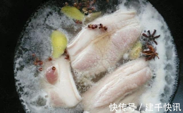 搅拌均匀|做“蒜泥白肉”别直接加水煮,多加这3样,蒜味浓厚肥而不腻!