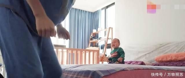 出人意料|萌娃看到爸爸突然下床,情急之下的反应出人意料,真能耐