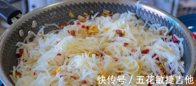 冬天多吃白萝卜，教你最好吃的做法，外焦里嫩又鲜香，上桌就光盘！