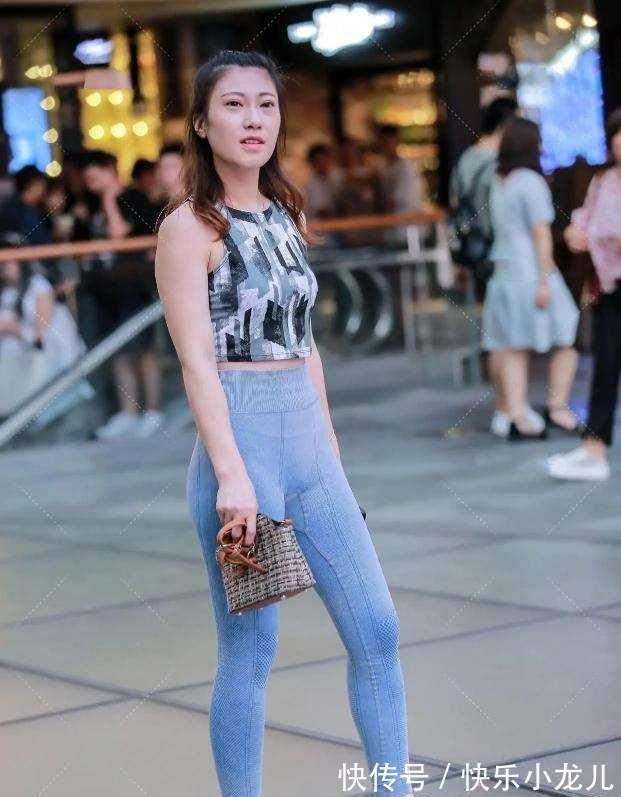 白色 打底裤的特别搭配,露肩的时尚造型,真有爱心